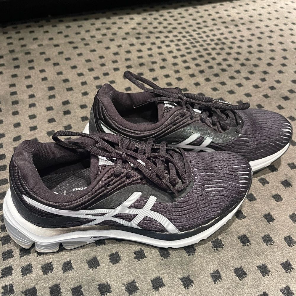 ASICS every day comfort shoes. Size 6.